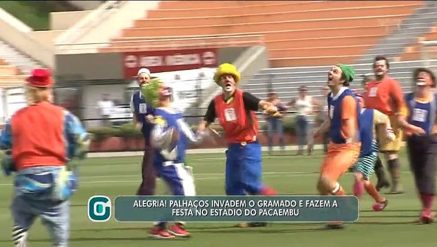 Alegria! Palhaços invadem o gramado e fazem a festa no estádio do Pacaembu
