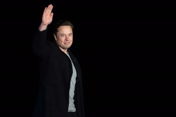 Elon Musk Booed Onstage At Dave Chappelle Comedy Show