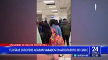 Ordenan a turistas bajar de avión por protestas y los dejan varados en el aeropuerto del Cusco