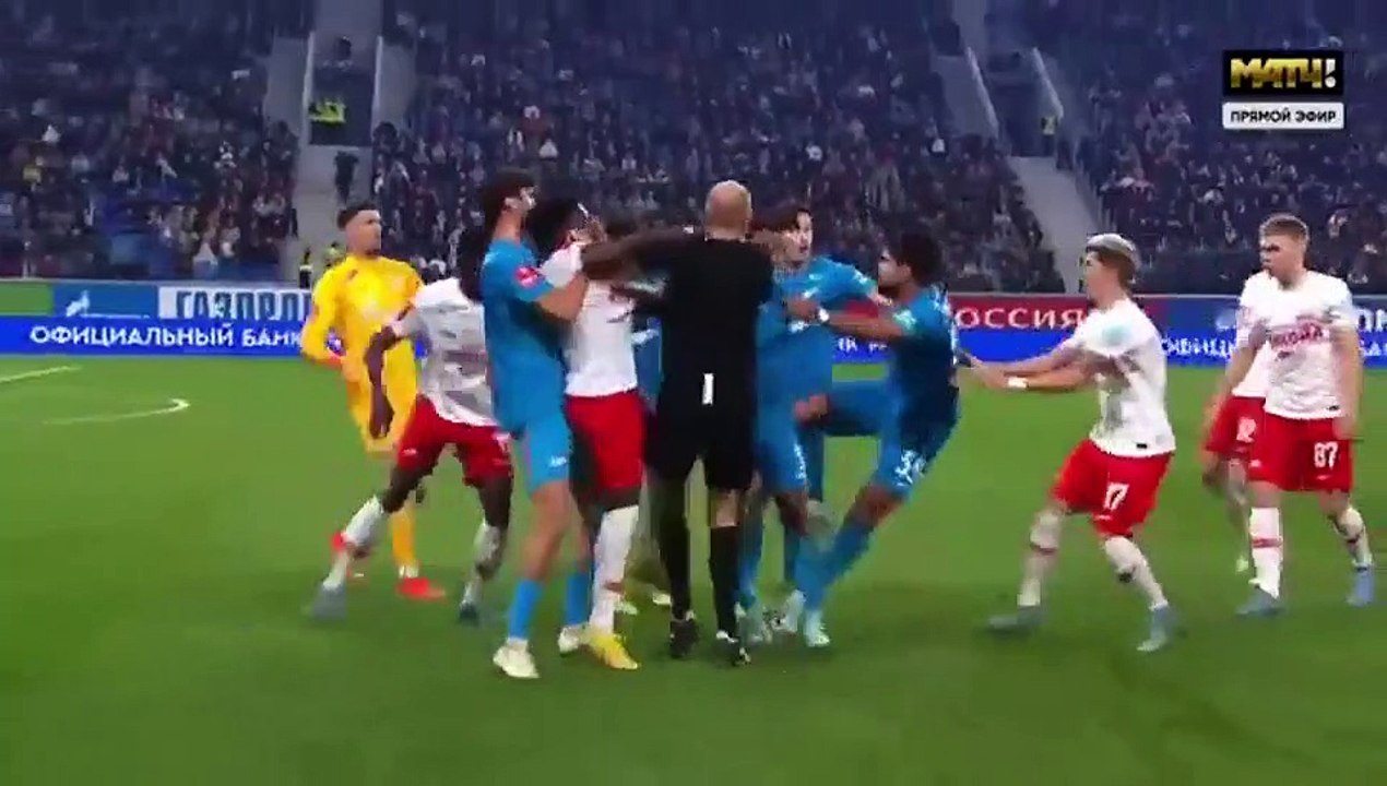 Video, rissa in Zenit-Spartak: 70 persone in campo, calci, pugni e 6 espulsi