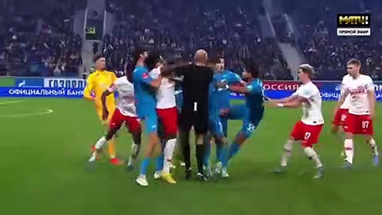 Video, brawl in Zenit-Spartak: 70 people on the pitch, kicks, punches and 6 sent off