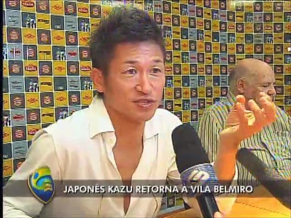 Ex-atacante do Santos, Kazu faz visita à Vila e reencontra Pepe