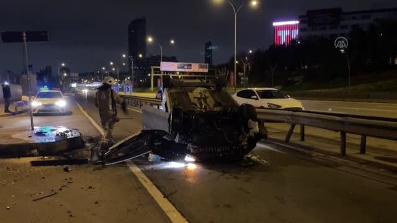 Kadıköy'de sürücü, bariyerlere çarpıp devrilen otomobilden yara almadan kurtuldu