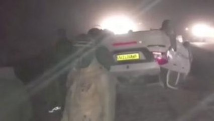 मथुरा: कैश बैन से टकराकर कार पलटी, देखें वीडियो