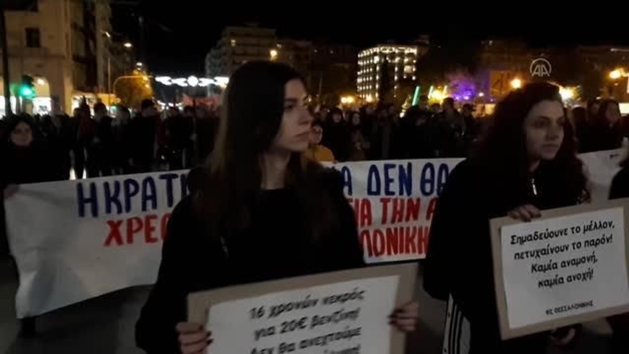 Yunanistan'da polis kurşunuyla ölen 16 yaşındaki çocuk için düzenlenen protestolarda olaylar çıktı (2)