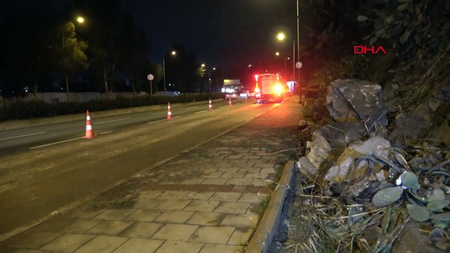 Yamaçtan kopan kaya parçaları yolu kapattı