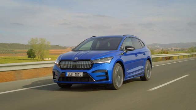 The new ŠKODA ENYAQ RS iV in Race Blue Driving Video