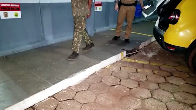 Policial chega em casa e flagra bandido furtando fios de energia do condomínio