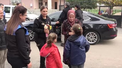 Polisin dağıttığı montu kirlenmesin diye giymeyen öğrenci duygulandırdı