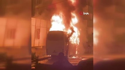 Arnavutköy'de park halindeki otobüs alev alev yandı... O anlar kamerada