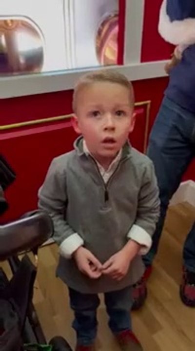 Un enfant prend l'ascenseur pour aller chez le Père Noël... réaction magique