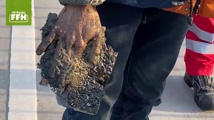 Des militants ecolos se collent les mains au bitume et vont le regretter