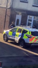 La police enfonce la porte, le suspect sort par la fenêtre... malin