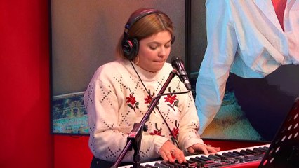 LIVE - Louane interprète "Shake It Off" dans #LeDriveRTL2 (13/12/22)