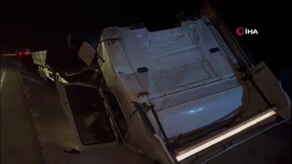 Afyonkarahisar'da ilginç kaza... Dorsedeki rulo demirler, tırın kupasını devirdi