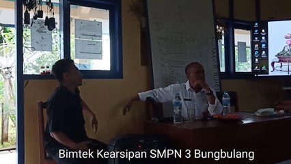 Pejabat Pungsional Disdik Garut didampingi Kepsek SMPN 3 Bungbulang gelar Bimtek Kearsipan
