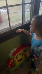 Little Girl Spots the Grinch Outside