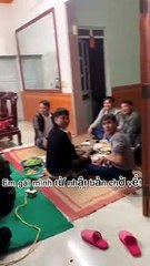 Thấy con gái bí mật về nhà sau nhiều năm bôn ba, bố ôm chầm bật khóc