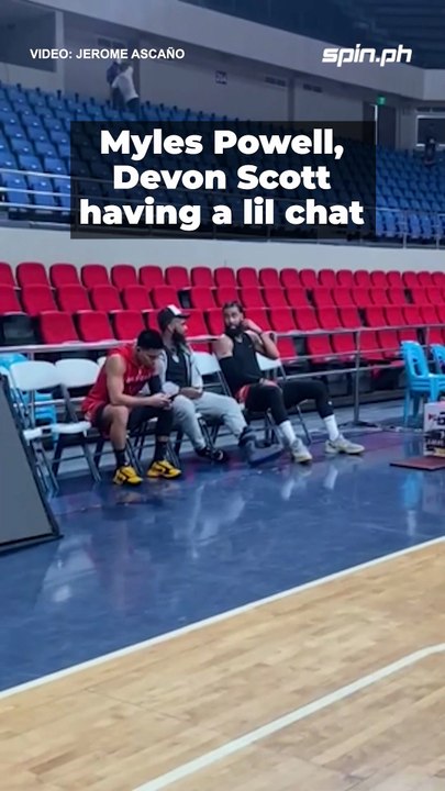 Myles Powell, Devon Scott having a lil chat before SMB-Bay Area faceoff