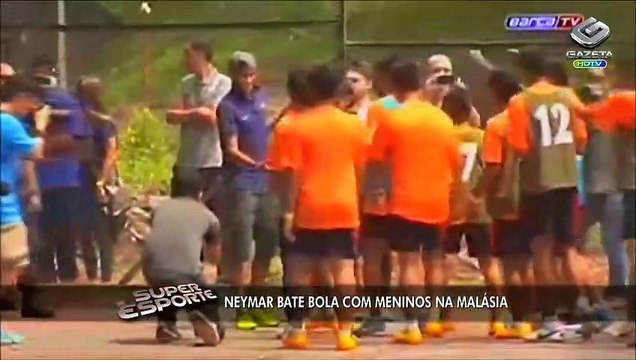 Em ação social, Neymar bate-bola com crianças na Malásia