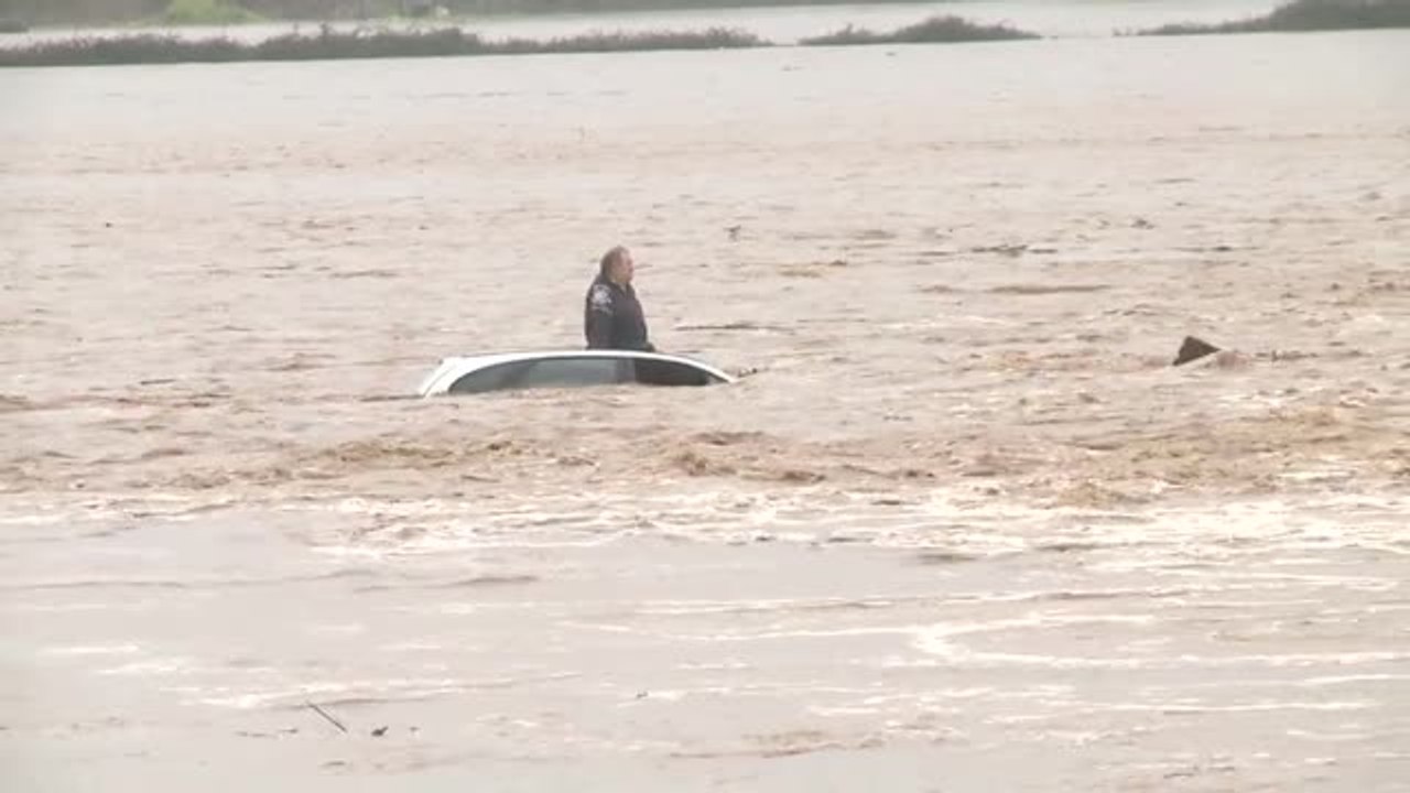 Los vecinos evacuados en Badajoz han pasado la noche en vela y pendientes del cielo