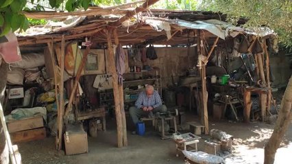 El yapımı bıçak ustası mesleğini 60 yıldır sürdürüyor