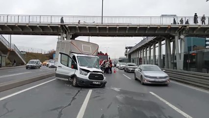Avcılar'da kamyonetin üst geçidin ayağına çarpması sonucu 2 kişi yaralandı