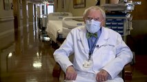 تعرّف على أكبر طبيب ما يزال على رأس عمله منذ 75 عامًا في خدمة المرضى