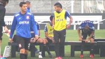 Sob olhares de Mario Gobbi, Corinthians treina para pegar o São Paulo