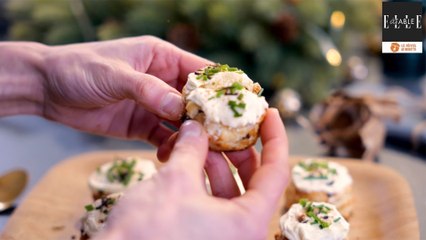 Scones au laguiole AOP et à l’ail noir, topping crème fraîche, ciboulette