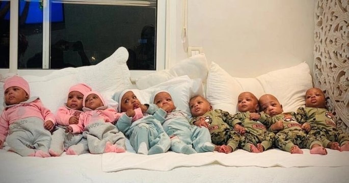 Des nonuplés nés au Maroc rentrent enfin chez eux au Mali après avoir fêté leur premier anniversaire