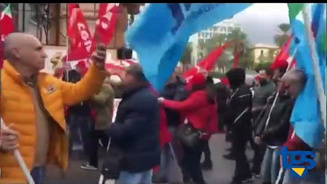 In piazza a Palermo contro la manovra economica del governo di Roma