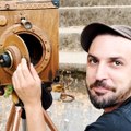 Sébastien, photographe ambulant, nous montre comment faire des photos d'antan dans la rue