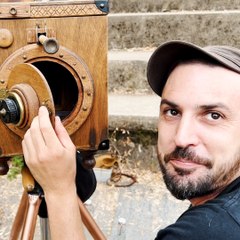 Sébastien, photographe ambulant, nous montre comment faire des photos d'antan dans la rue