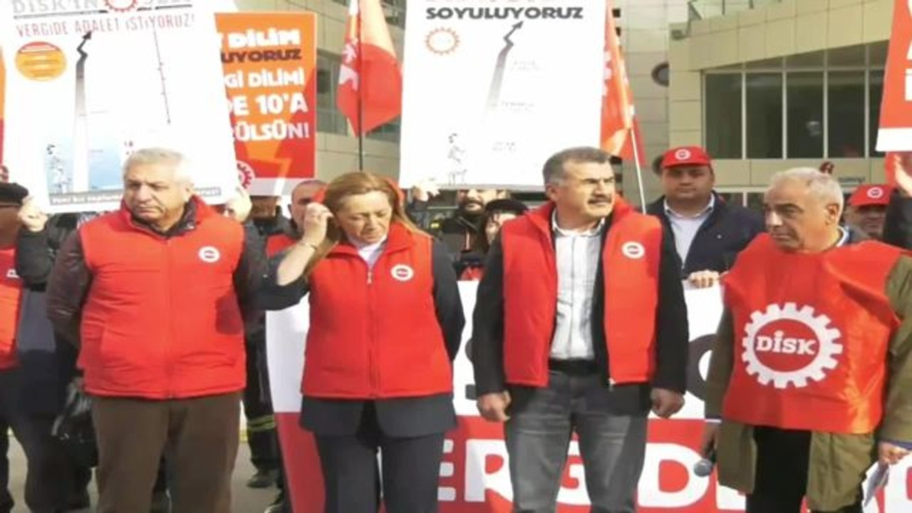 DİSK'TEN VERGİ DAİRESİ BAŞKANLIĞI ÖNÜNDE AÇIKLAMA