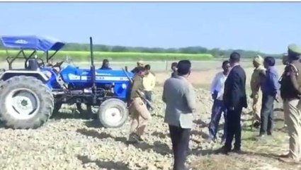 फिरोजाबाद: अवैध कब्जे पर चला ट्रैक्टर, भू-माफियाओं में हडकंप