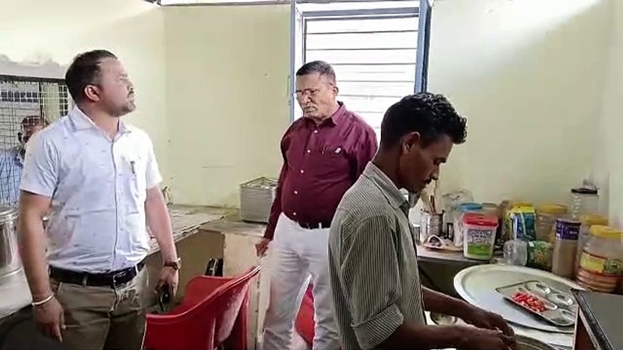 इंदिरा रसोई का किया निरीक्षण, परखी व्यवस्थाएं