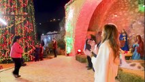 الملكة رانيا تشارك أهالي الفحيص إضاءة شجرة عيد الميلاد