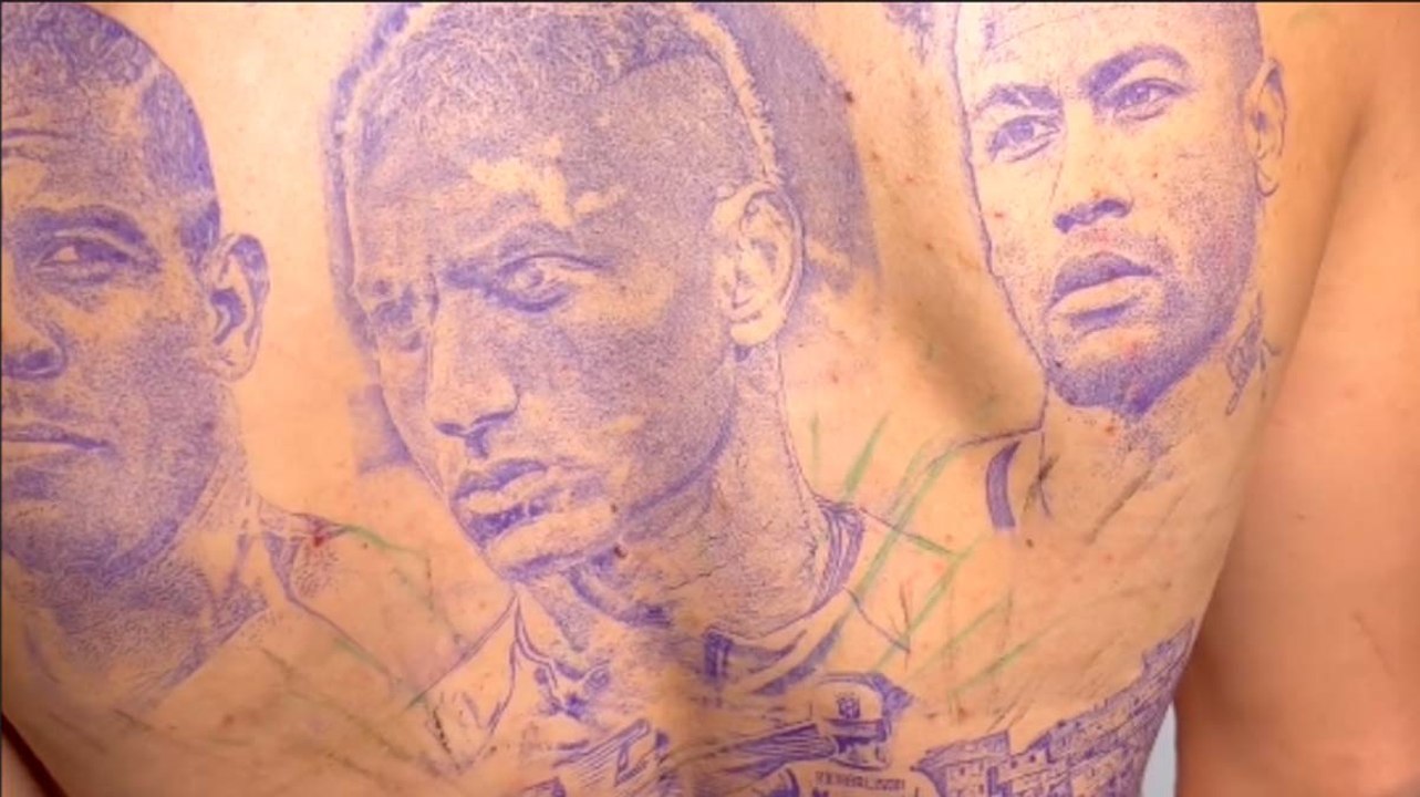 Richarlison faz enorme tatuagem nas costas, apresentando-se ao lado de Neymar e Ronaldo