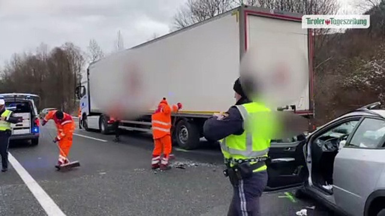 Dach vom Auto gerissen: 21-jähriger Lenker krachte in Langkampfen gegen Lkw