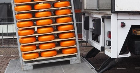 Deux hommes tombent dans les pommes après avoir ouvert un camion rempli de... fromages