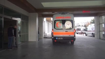 KAVGA EDEN GRUBU AYIRMAK İSTERKEN BACAĞINDAN BIÇAKLANDI