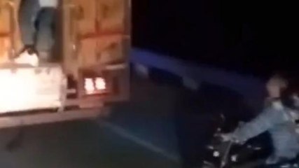 राजगढ़: यहां फिल्मी स्टाइल में चलते ट्रक से माल चुराते हैं चोर, स्टंट देख रह जाएंगे दंग..