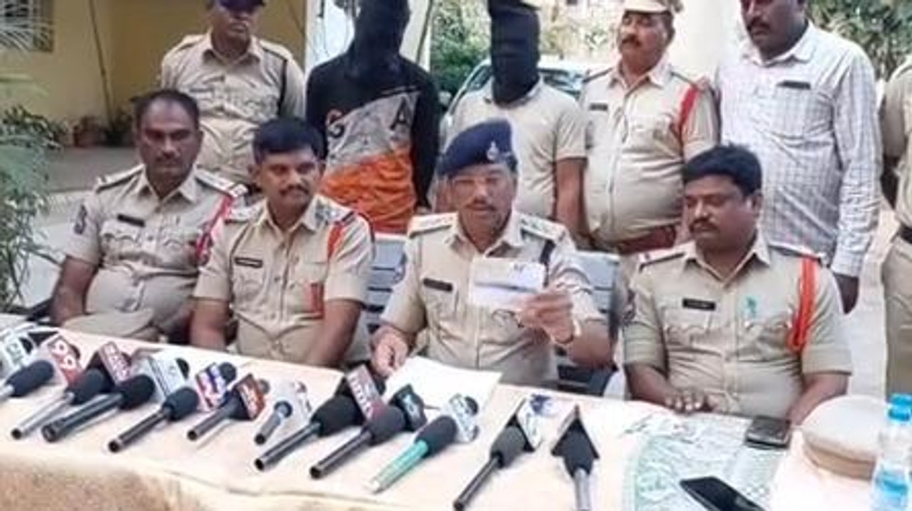 ఆర్మూర్: లారీని విడిపించుకోవడానికి వచ్చారు.. పోలీసులకు చిక్కారు..!