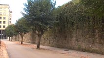 Los balones perdidos tras el muro de un convento de Pontevedra vuelven con sus dueños