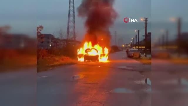 Alev topuna dönen araçtan geriye demir yığınları kaldı