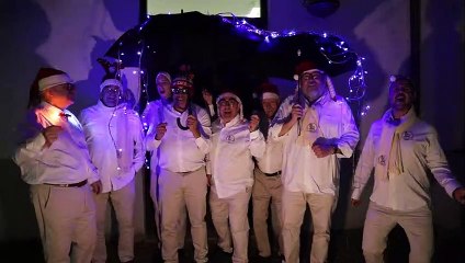 Candela y Son felicita las navidades a ritmo de 'All I want for christmas is you"