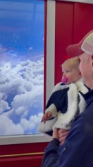 Un enfant prend l'ascenseur du Père Noël