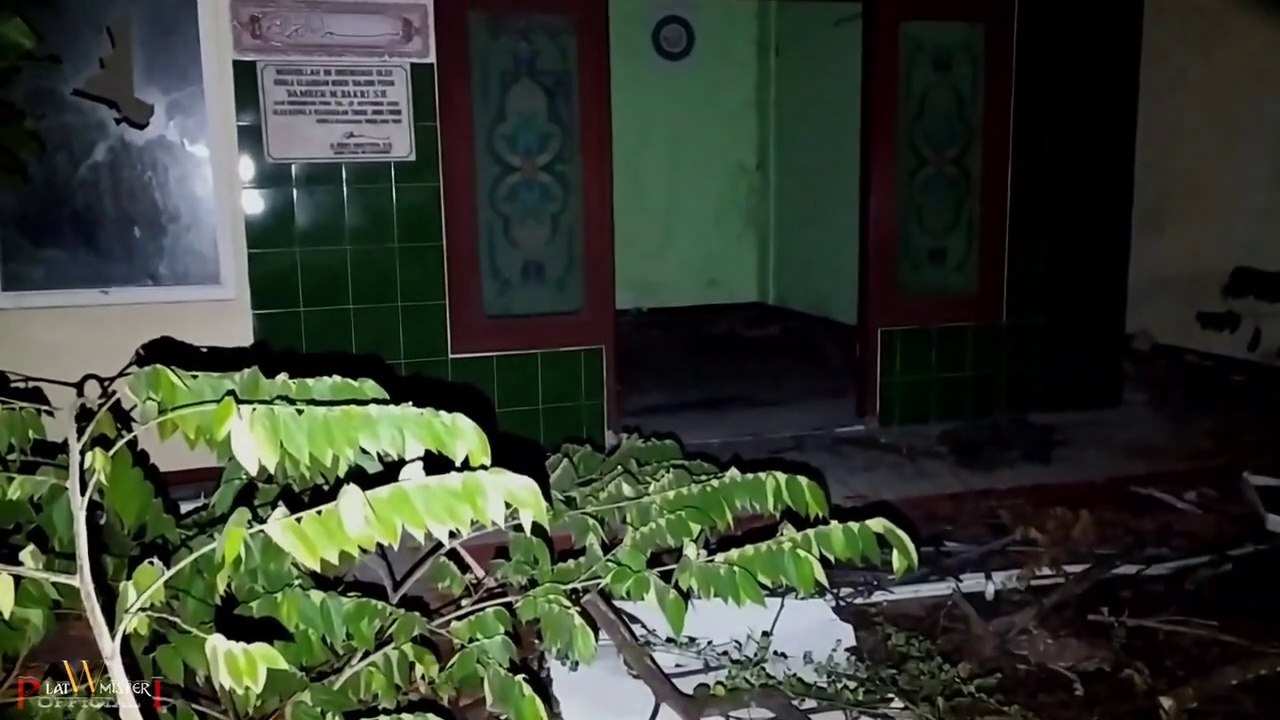 ghost place.  abandoned office