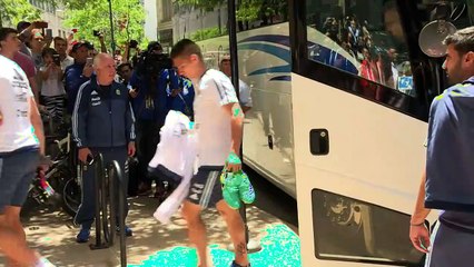 Messi é agarrado por fã ao desembarcar de ônibus